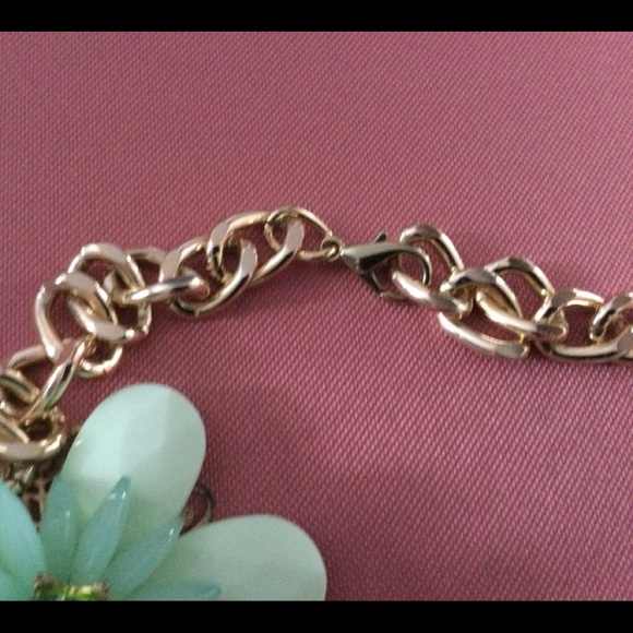 Green and gold statement necklace - Picture 2 of 4